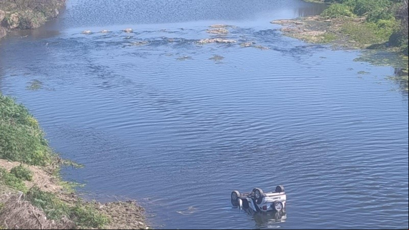 Así quedó el auto flotando por el Saladillo.