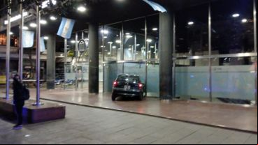 El Corsa quedó estampado contra la fachada del Nación.