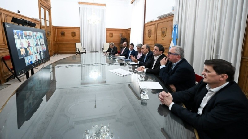 La reunión de funcionarios nacionales con gobernadores.