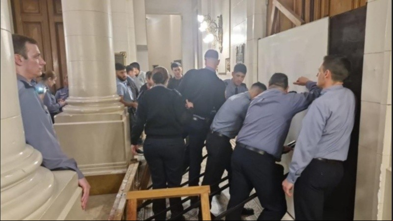 Buscan identificar a las personas que ocasionaron daños al edificio