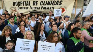 La manifestación cortó la mitad de la avenida Córdoba frente a las escalinatas del Hospital de Clínicas.