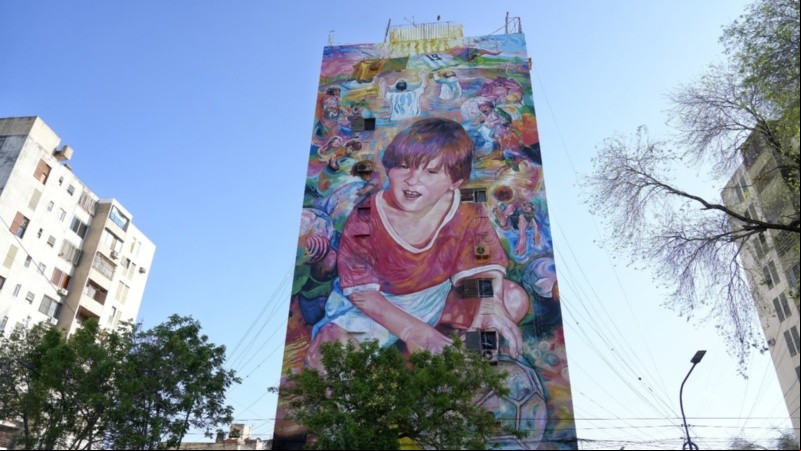 El nuevo mural de Messi frente al club Abanderado Grandoli, en zona sur.