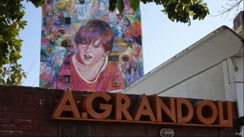 El nuevo mural de Messi frente al club Abanderado Grandoli, en zona sur.