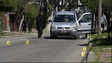 Los ladrones usaron pistolas calibre .380 y 9 milímetros para atacar al agente.