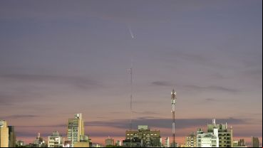 Fotografía del cometa Tsuchinshan–ATLAS sobre el cielo de Rosario, capturada a las 05:45 del sábado 28 de septiembre de 2024.