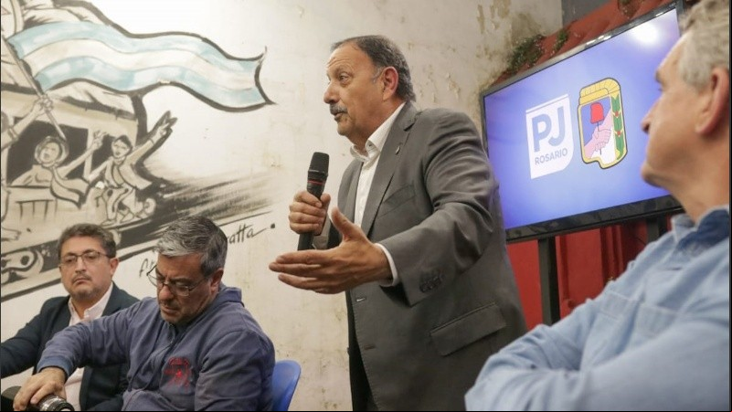 El gobernador de La Rioja, Ricardo Quintela, pasó por Rosario y Santa Fe con una cargada agenda de reuniones con diferentes líneas del peronismo provincial.