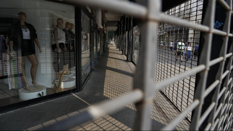 Como es habitual, los pequeños negocios atendidos por sus propios dueños podían mantener su actividad con normalidad.
