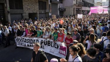 La marcha en su recorrida por el centro de Rosario.