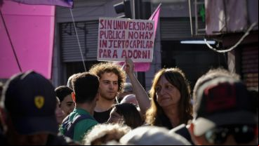La marcha por el centro de Rosario con carteles y consignas.