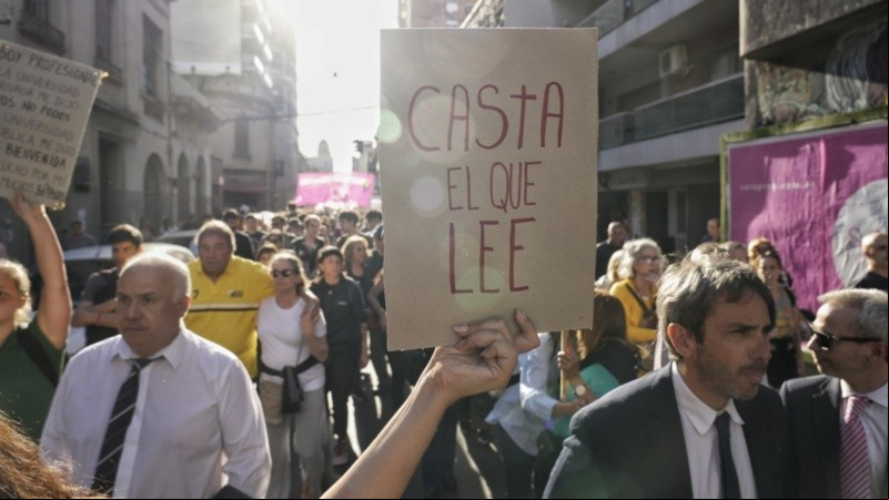 La marcha por el centro de Rosario con carteles y consignas.