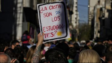 La marcha por el centro de Rosario con carteles y consignas.