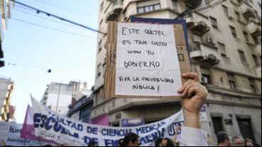 La marcha por el centro de Rosario con carteles y consignas.