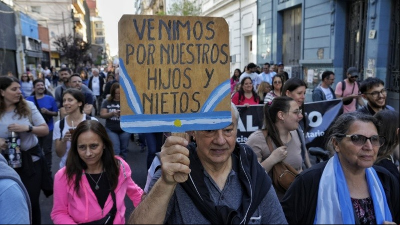 Los carteles más ingeniosos de la marcha universitaria de Rosario.