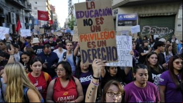 Los carteles más ingeniosos de la marcha universitaria de Rosario.