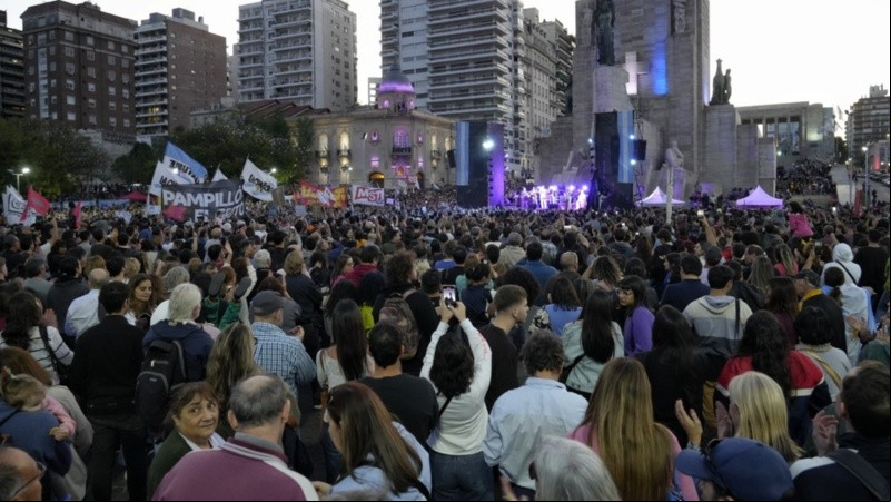 Masiva convocatoria en el Monumento a la Bandera.