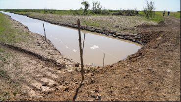 Un río tabicado con maquinaria por el Estado de Entre Ríos. Según la cautelar, eso sería ilegal.