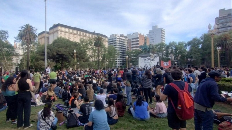 Los estudiantes de la UNR reunidos este jueves en la plaza San Martín.