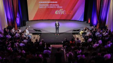 El gobernador ante sus funcionarios este martes.