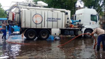 Camiones desobstructores y bombas de desagote trabajaron en distintos barrios.