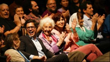 En primera fila: la expresidenta Cristina Kirchner y el gobernador bonaerense, Axel Kicillof, y la presidenta de Abuelas de Plaza de Mayo, Estela de Carlotto.