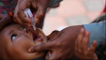 La polio es una enfermedad altamente contagiosa que afecta el sistema nervioso central, provocando parálisis fláccida aguda.