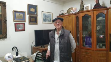 Antonio Tosca en su casa de barrio Lourdes junto a diplomas y reconocimientos por su labor en la colectividad española.