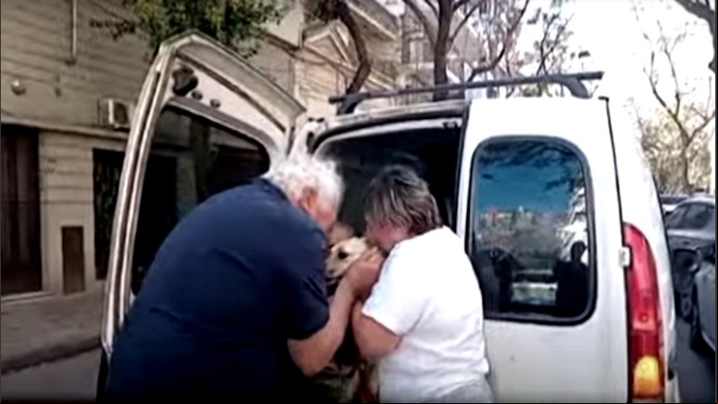 Jorge y Clide se reencuentran con Lola y todo es felicidad.