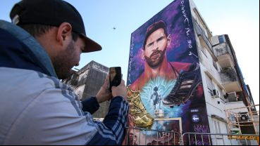 Los murales homenaje a Messi en su barrio, siempre una atracción.