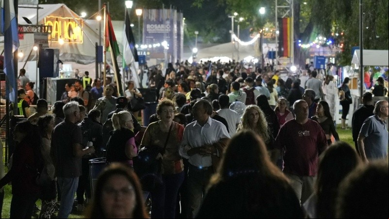 Más de 50 agrupaciones y 42 stands ofrecieron su cultura.