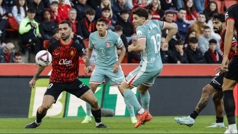 Julián toca, Molina mira. Los argentinos siguen sosteniendo al equipo del Cholo.