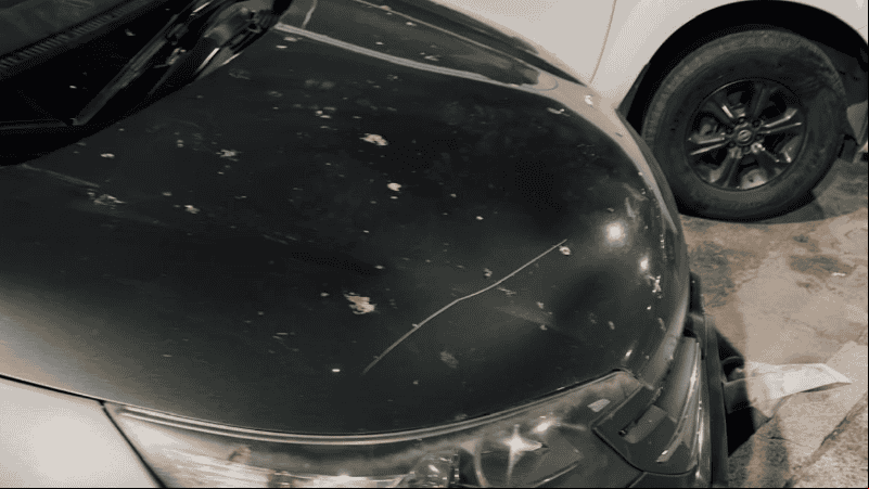 Así quedó uno de los autos vandalizados.