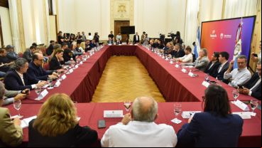 El gobernador encabezó el encuentro en la sede de Gobernación.