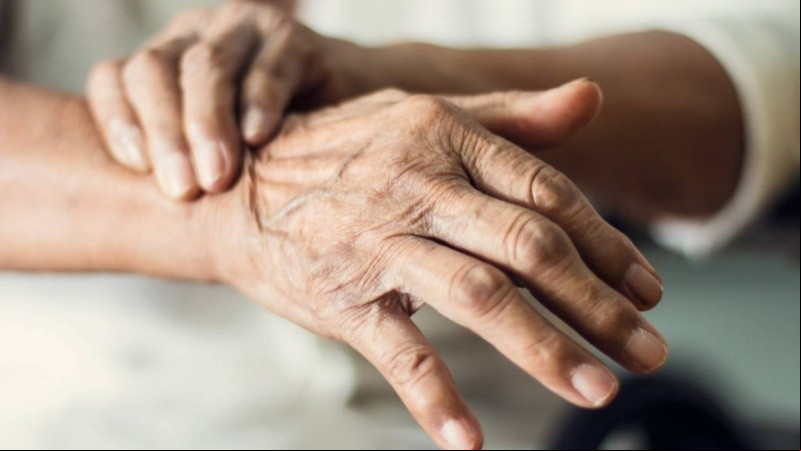 Si bien cualquier persona podría tener esta enfermedad, algunas investigaciones sugieren que afecta más a hombres que a mujeres.