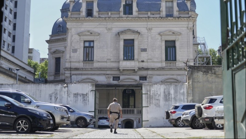 Uno de los ingresos del edificio que tiene la Justicia federal de Rosario.