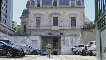 Uno de los ingresos del edificio que tiene la Justicia federal de Rosario.