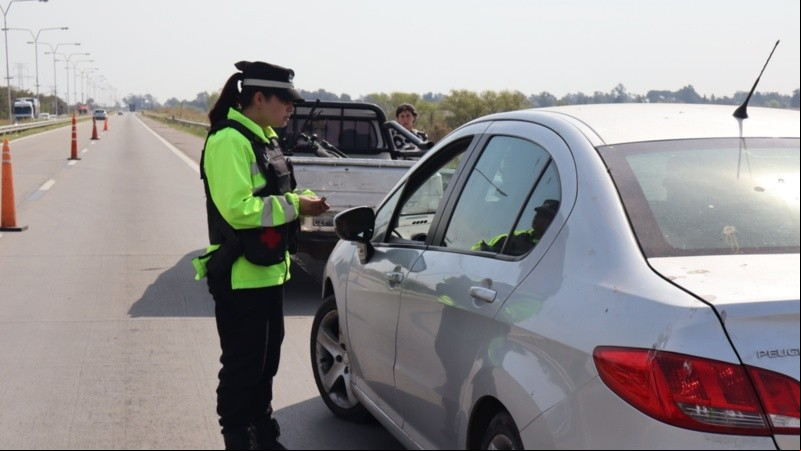 Son solo cinco los papeles que hay que tener en regla y a mano en caso de un viaje en auto.