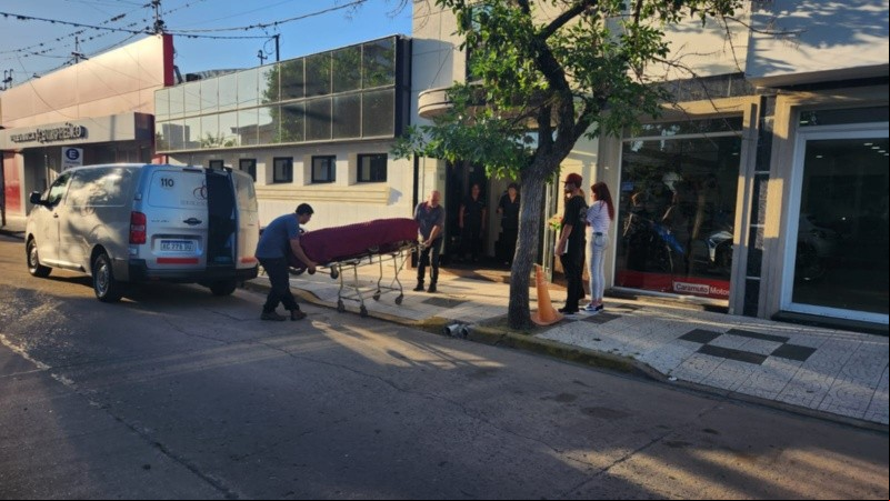 Los restos de Sofía ingresando a la sala velatoria donde tuvo su último adiós.