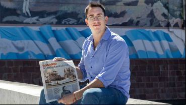 El historiador rosarino Camilo Scaglia con el suplemento en sus manos.