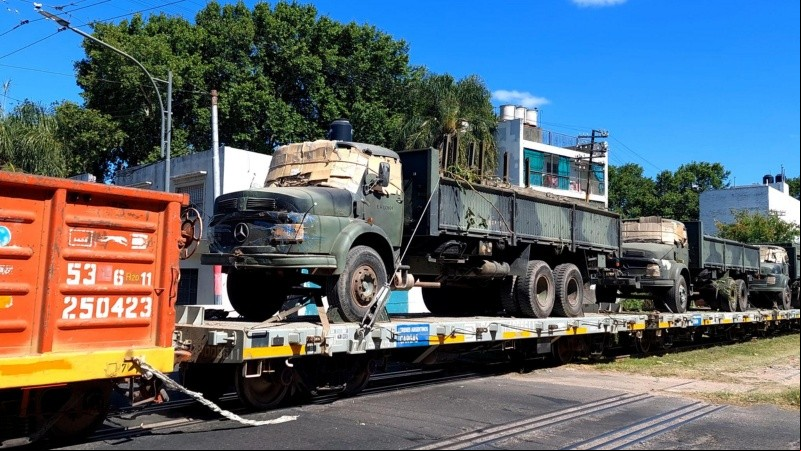 El paso del tren militar por la vía de Mendoza y Felipe Moré.
