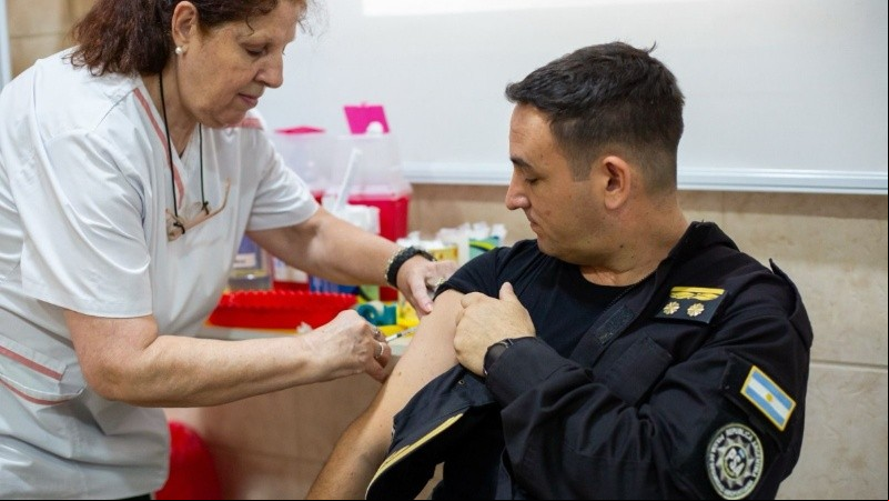 La Provincia comenzó con la vacunación contra el dengue a fuerzas federales