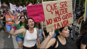 La columna de varias cuadras atravesaba el centro de la ciudad a media tarde.