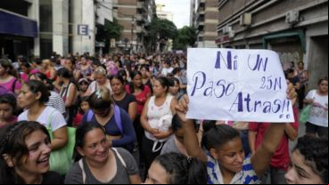 La columna de varias cuadras atravesaba el centro de la ciudad a media tarde.