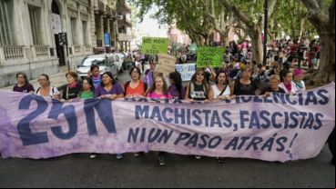 La columna de varias cuadras atravesaba el centro de la ciudad a media tarde.