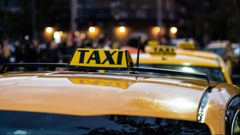 Taxistas en las malas por la migración de pasajeros a Uber y Didi.