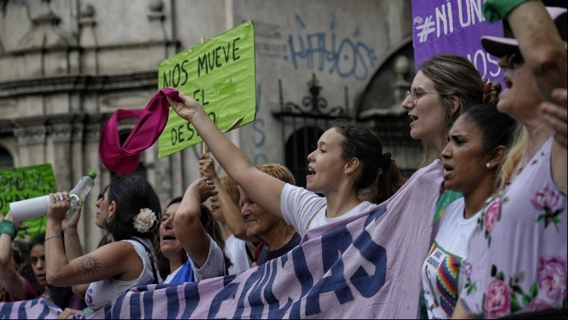 La columna de varias cuadras atravesaba el centro de la ciudad a media tarde.