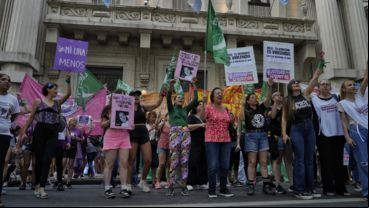 La columna de varias cuadras atravesaba el centro de la ciudad a media tarde.