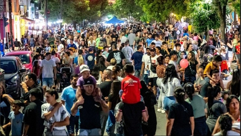 La arteria Juan José Paso fue por unas horas peatonal y se llenó de vecinos.