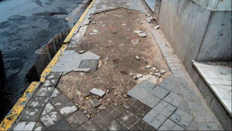 El estado calamitoso de muchas de las veredas de la ciudad.