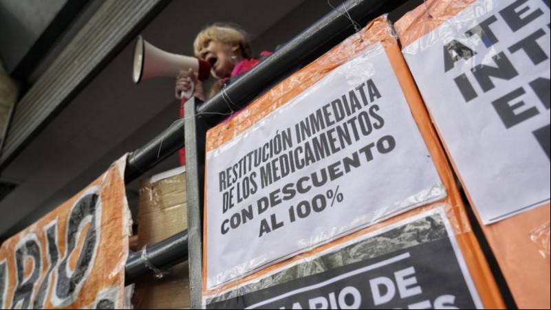 La protesta de los jubilados frente al Pami de San Lorenzo al 900.