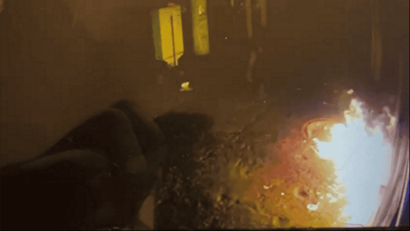 El momento en el que explota la molotov.